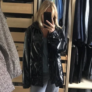 Lack jacka - Säljer denna lackade jacka från hm, frakt 88kr! 