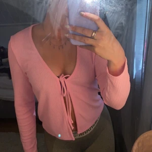 Rosa Kofta från Hm  - Säljer denna fina kofta från hm då den inte kommer till användning. Superfin verkligen. En storlek M men passar även S