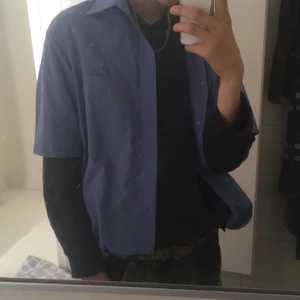 Blå skjorta - Blå kortärmad skjorta av märket Berga. Knappt använd och inte sliten alls. Föredrar meetup hällre än att frakta!