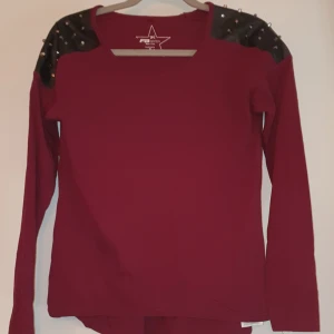 Lila topp med nitar  - Säljer över 100 plagg! 🤩 Stor mängdrabatt när du köper fler saker! 🤑 Vänta inte för länge då jag flyttar i slutet av September och gör mig av med allt! 