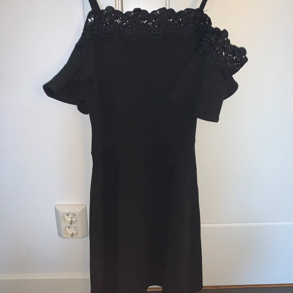 Superfin svart klänning som är öppen vid axlarna och har en väldigt bra kvalité! Säljs pga nästan aldrig använd. Köpt från ett shoppingcenter i Frankrike.. Klänningar.