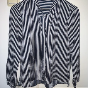 Blus från Zara - Superfin blus från Zara som blivit för liten för mig! Använd ett fåtal gånger så i väldigt bra skick!