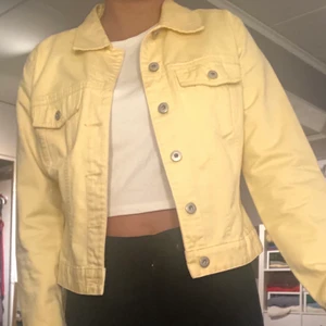 Jeansjacka GAP - Jag säljer denna coola jeansjacka från GAP i färgen gul. Den är lite oversize vilket jag älskar🌟