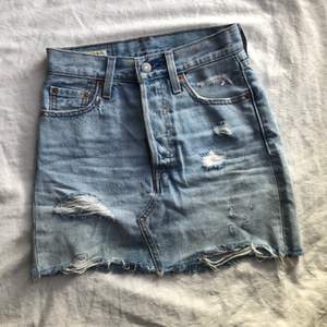 Levi’s jeanskjol i storlek 23. Säljer på grund av att den är för liten på mig. Köpt för ungefär 2 år sedan. Ljus tvätt med slitningar fram och bak.🦋