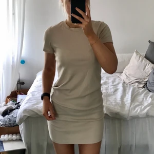 Ribbad klänning fr Zara - Superfin beige ribbad klänning fr Zara. Sitter ganska löst på mig som brukar ha stl. M, men den är väldigt skön och kan användas mer uppklätt men också bara för att mysa i.