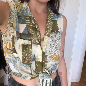 Second hand topp - Säljer min fina second hand topp köpt i Australien för 100kr. Är en XS i storlek 💚