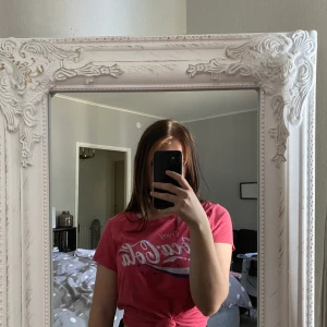 Coca cola tröja  - Röd t-shirt från coca cola. Fint vintage tryck. Står L i den men passar mig som är en S. Fint skick