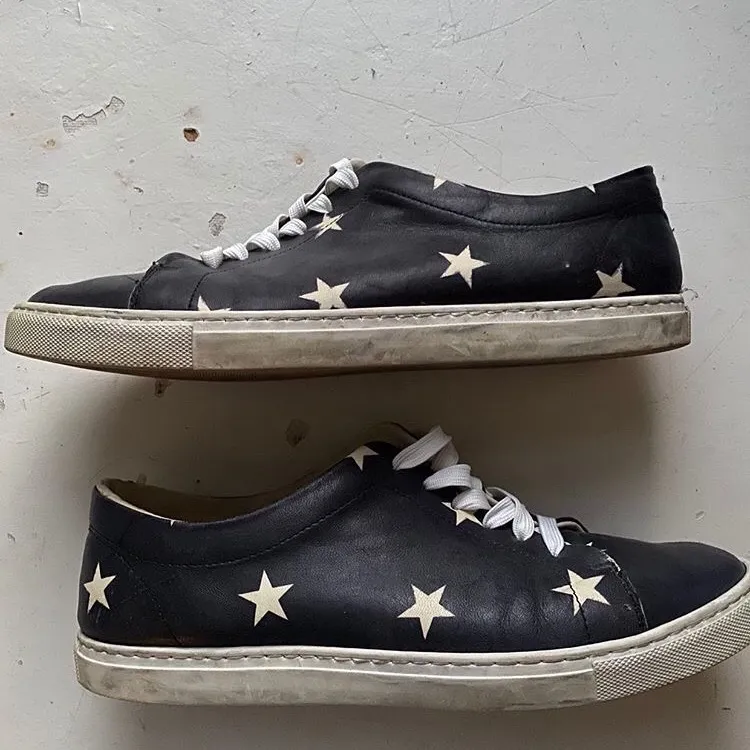 Ett par mörkblåa simpla och stilrena sneakers i läder med vita stjärnor på i storlek 43. Om du har några övriga frågor är det bara att ställa dem. Priset går att diskuteras :) !!. Skor.