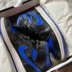Air Jordan 1 - Säljer dessa godingar som jag köpte här på Plick för några dagar sen men tyvärr visade sig var förstora för mig :/ om det är fler som är intresserade blir det budgivning som startar på 900kr ❤️ bud nu : 1100kr till Ingrid 