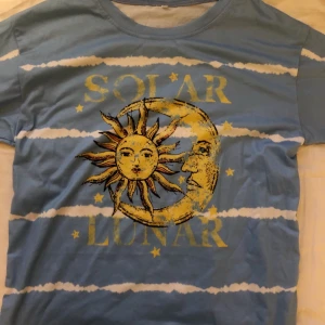 tie dye t-shirt - tie dye t-shirt men ballt tryck på i storlek s (oversized modell) 🌸 frakt 42kr eller möts upp, samfraktar gärna så kika mina andra annonser!!