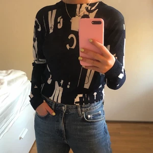 Tröja, Carin Wester - En superfin tröja från Carin Wester, perfekt nu till hösten. Lite tunnare, lätt glittrigt material. Storlek XS. Använd fåtal gånger. Frakt ingår inte i priset.