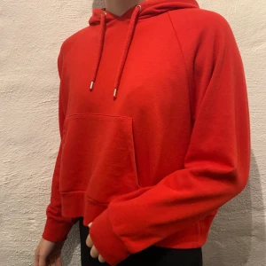 Hoodie från monki - Röd hoodi från monki. Knappt använd. Storlek xs. Hoodien lite cropped. Köparen står för eventuell frakt. 216kr inklusive frakt.