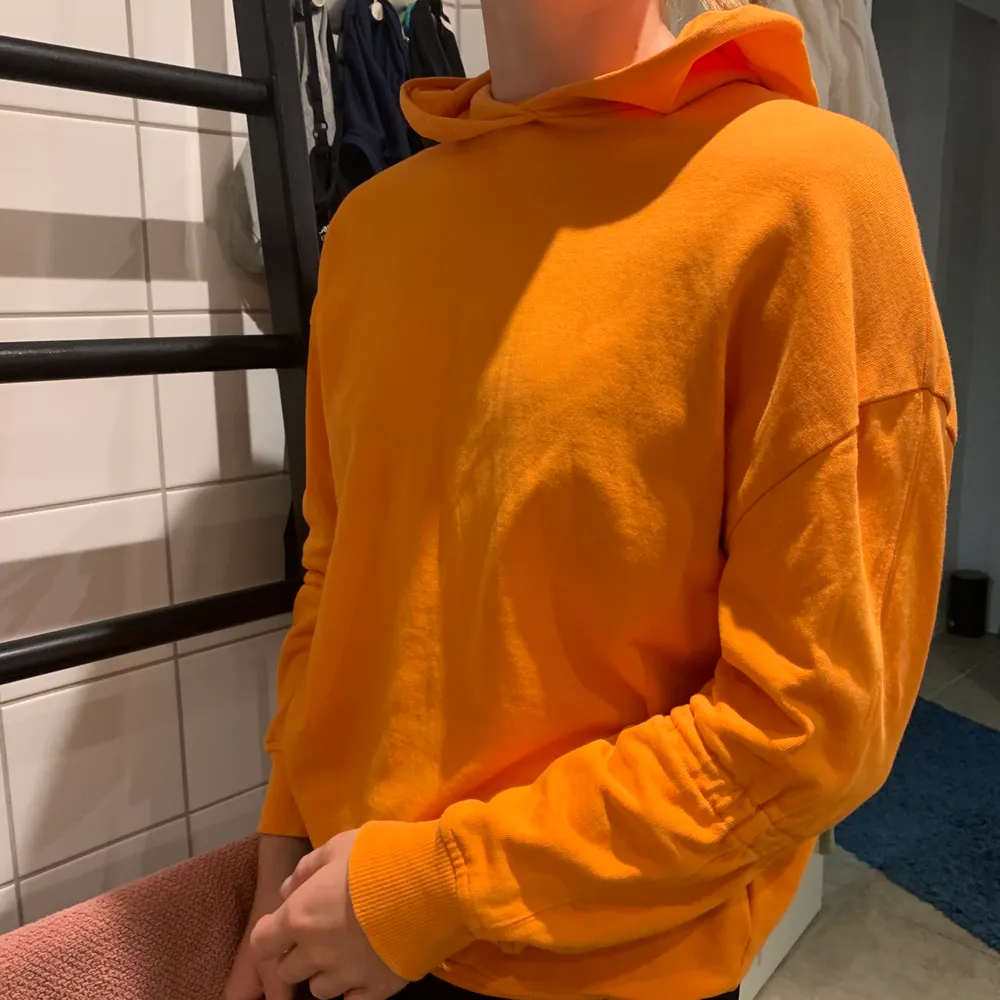Orange hoodie från nakd. Knappt använd. Storlek xss men väldigt oversized. Köparen står för eventuell frakt. 216kr inklusive frakt.. Tröjor & Koftor.