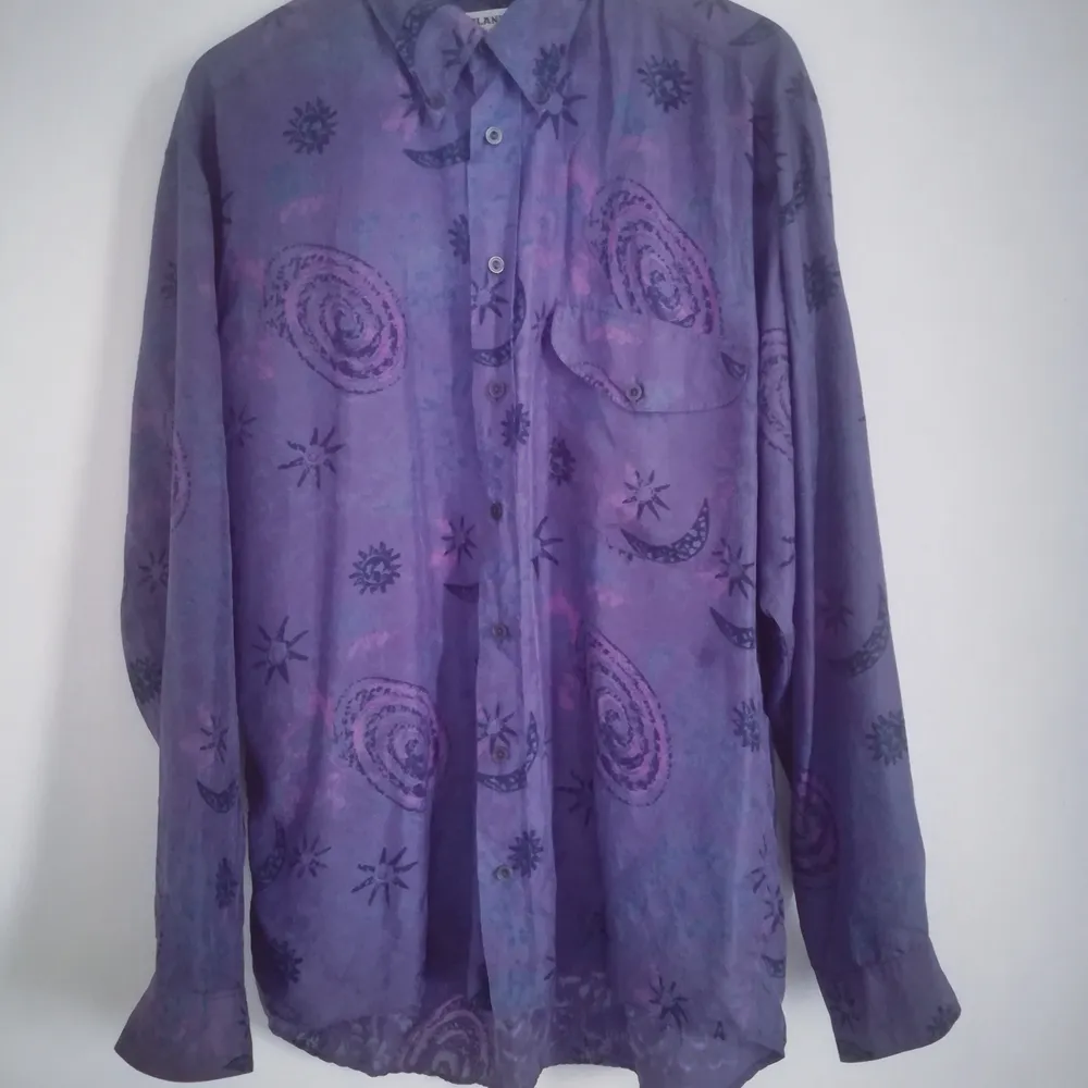 Beautiful vintage shirt in very good condition size L. Material is 100 % silk. Post is 44:- It is 81cm long at the back and 57x2 cm wide (from armpit to armpit) 👻👻👻. Skjortor.