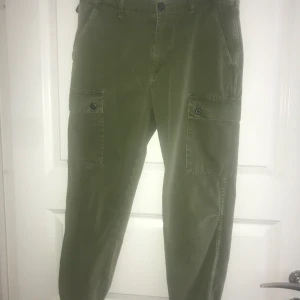 Zara byxor  - Snygga gröna zara byxor. Säljer pga blivit för små. Storlek 36. Använd 3 gånger i väldigt bra skick. 