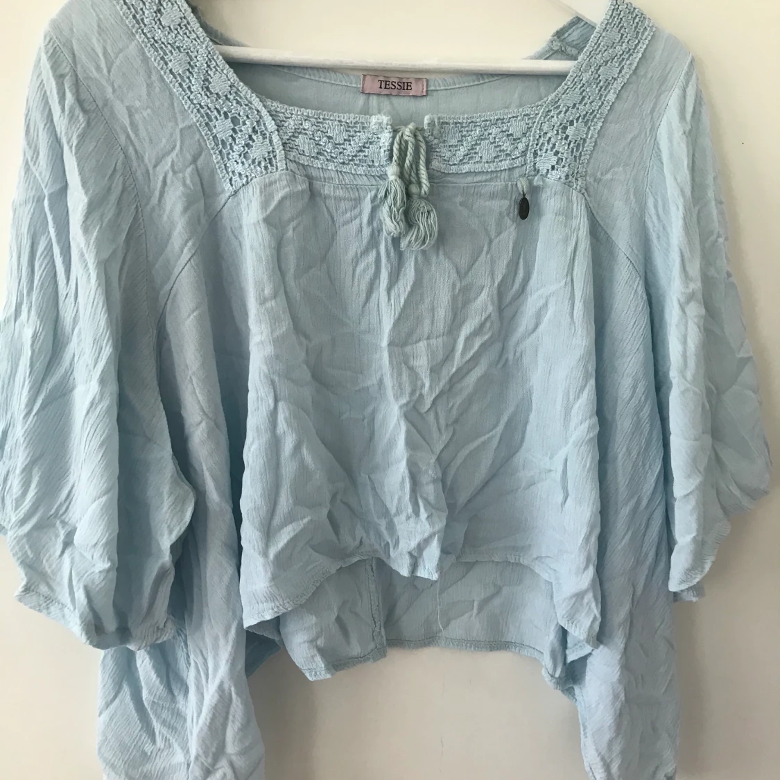 Blå topp med vida ärmar