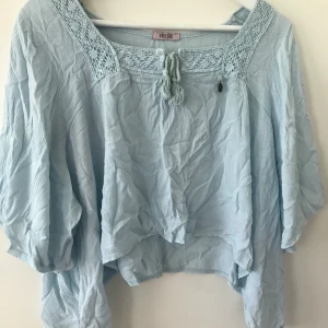Blå topp med vida ärmar - Kort blå topp med vida ärmar✨ Från Tessie Strl S✨ Aldrig använd 