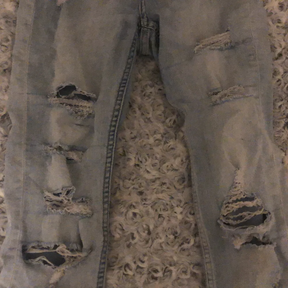 Skit snygga håliga jeans från hm. Jeans & Byxor.