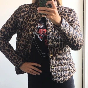Tunn dunjacka  - Lätt leopardjacka i mycket gott skick fr Gina Tricot. 