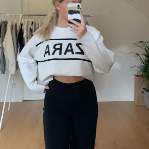 ZARA tröja - Säljer denna snygga Zara tröjan med ZARA skrivet över bröstet. Mycket fint skick. Köparen står för frakten vilket är 50kr 💞🥰