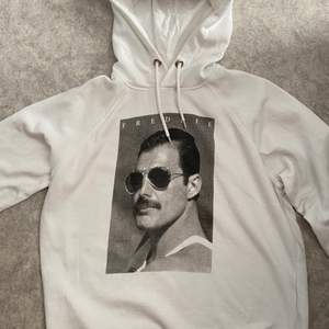 Sjukt snygg Freddie mercury hoodie! Har köpt för ett år sen, finns ej i butik längre. 250 kr! bra skick🙌 budgivning om många är intresserade