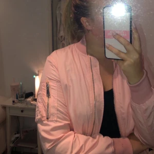 Bomberjacka rosa  - Jacka som aldrig är använd, den är väldigt tunn och skön väldigt fin rosa färg! Frakt på denna är runt 50
