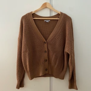 Brun Cardigan - En as mysig cardigan från H&M. Den har har varit min favorit så använt den några gånger. Still in a good condition tho. Den är mjuk stikad, kliar inte. Om plagget ovan hittar ett nytt hem kan jag mötas upp i Uppsala eller så står köparen för frakten :))