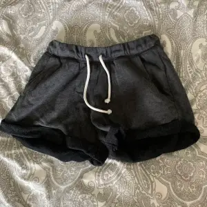Ett par grå/svarta mjukis shorts från hm i xs,  använd en del men är i ett helt ok skick. 50kr + frakt🚚