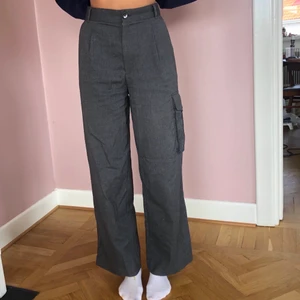 Gråa byxor - Säljer dessa fina byxor från monki då de inte har kommit till nån användning! frakt ingår 🚚  pris går att diskutera ! :)