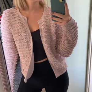 Puserrosa kofta - Jättefin kofta från 365 (MQ) 🌸 hör av dig om du önskar fler bilder! Möter upp i centrala Stockholm eller köpare står för frakt ⭐️ 