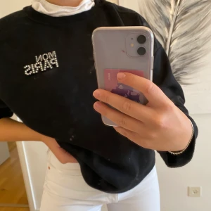 Basic Sweatshit 🤩 - Säljer nu denna sweatshirt med trycket ”Mon  Paris”💕 Super skön och fin därför väl använd så lite nopprig på vissa ställen men inget som syns 💕 Vid frågor eller intresse hör gärna av dig privat till mig 🤩