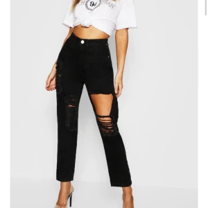 RIPPED JEANS FRÅN BOOHOO - Säljer dem här fina rippade jeansen ifrån BOOHOO😁 Det är en XS enligt hemsidan och det tycker jag stämmer. Dock är det tajt över rumpan så passar nog inte om man har en smal midja med bredare höfter!!⭐️ Hör av er med exempel på pris och om ni har några frågor😊