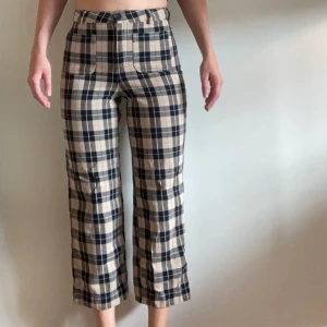 Rutiga byxor  - Fina rutiga byxor från Monki. Köpta förra sommaren och använda fåtal gånger. Säljer då jag tycker de är för korta på mig, jag är 177 lång. Priset är inklusive frakt 🌞