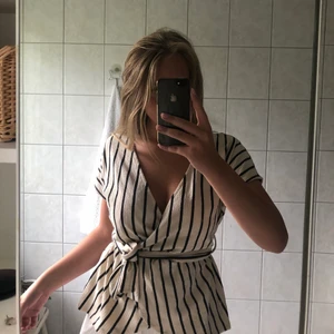 Omlott blus från Gina Tricot - Superfin omlott tröja som jag inte använder längre, den är i nyskick!💕 (OBS frakt ingår ej i priset)