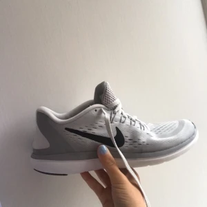 Sneakers nike  - Ljusgråa nytvättade Nike. Stl.37,5. Kommer inte till användning så de är förstora. Väldigt lätta och sköna. Frakt ingår . Det är en liten fläck som inte verkar gå bort men den är nästan inte synlig.🤍 Jag står för frakten.