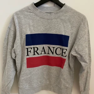 Sweatshirt från Gina - Sweatshirt från Gina trioct i stl XS.Mysigt material och inga fläckar.