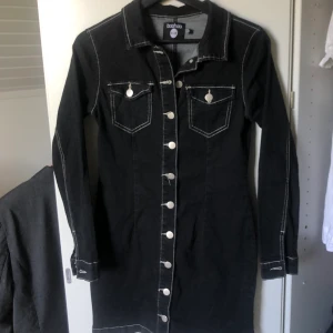 Svart jeans klänning - Skit snygg och ball jeansklänning i ett strechigt jeansmaterial! Storlek 36 som passar mig (172) bra. Frakt 30kr