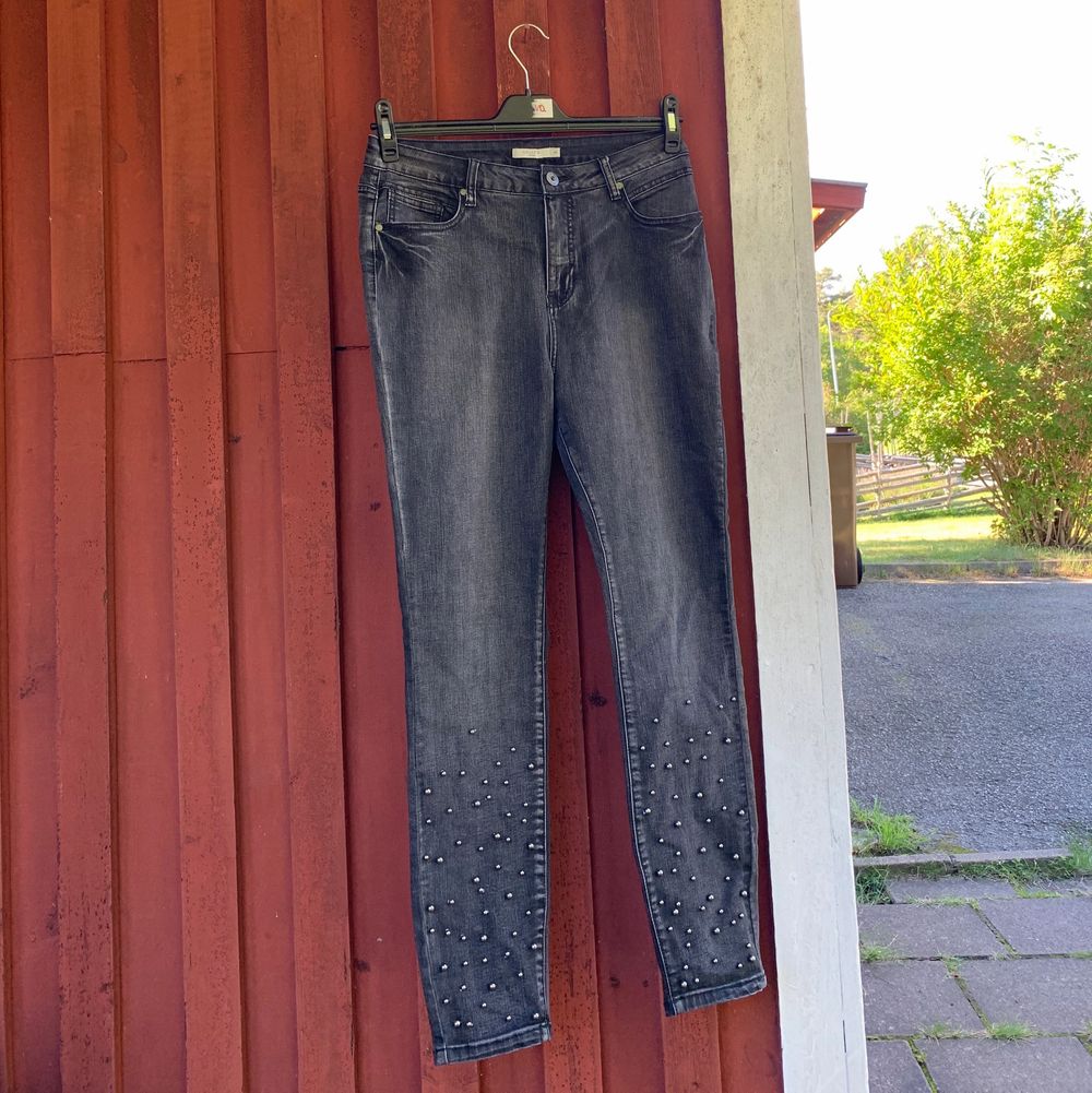 Ursnygga jeans från cellbes är svarta fast i en ljustvättad nyans, mer gråa. Helt oanvända, dekorativa pärlor på smalbenen gör dem så fina! Super sköna och stretchiga. Säljer pågrund av försmå! Betalning sker via swish & kunden står för frakten✨✨✨. Jeans & Byxor.