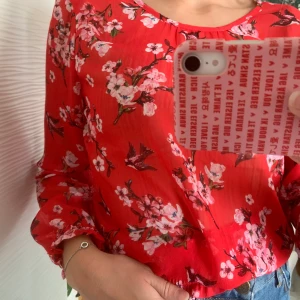 Röd blommig blus - Supergullig röd blommig blus från Cubus. Aldrig använd! Köparen står för frakten (;