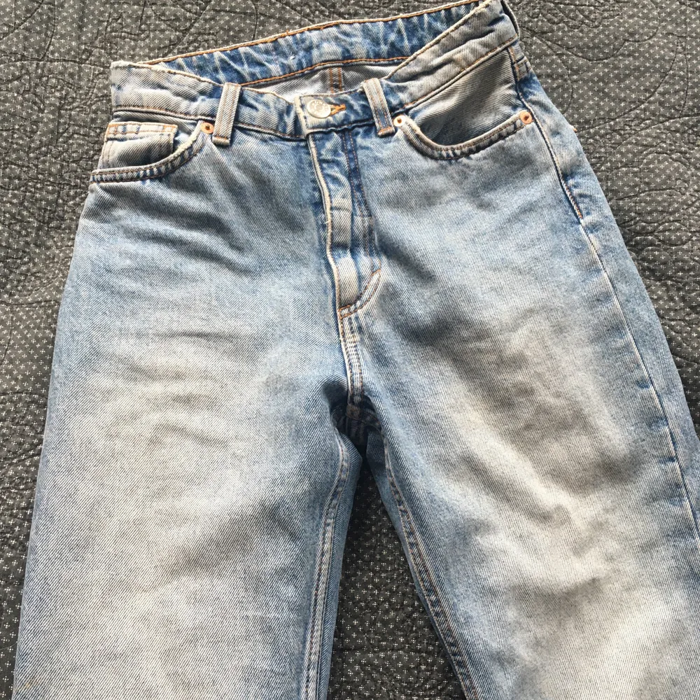 Supersnygga och sköna jeans från Monki i strl W.24 CN 155/62A i modellen High Waist Straight Leg. Använda ett antal gånger men är i toppenskick, dock för små för mig, därför säljer jag dem❤️. Jeans & Byxor.