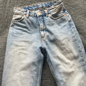 Monki Highwaist Straight leg jeans - Supersnygga och sköna jeans från Monki i strl W.24 CN 155/62A i modellen High Waist Straight Leg. Använda ett antal gånger men är i toppenskick, dock för små för mig, därför säljer jag dem❤️