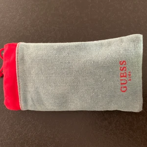 Solglasögon  - Använd typ 2gånger. Kan skickas om köparen står för frakten :)