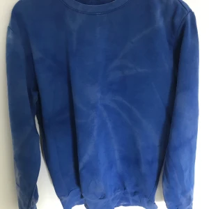 Blå tröja - Blå tie dye tröja, köpt på second hand strl S/M