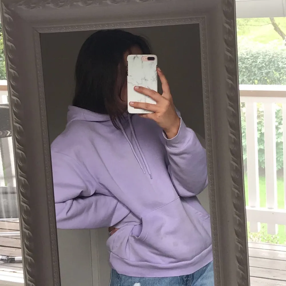 Super fin lila hoodie från monki💜 har aldrig använt denna då jag inte passar i lila🤍 bud:210 ink frakt 💞 (spegeln är smutsig) 💕sista bilden använde jag Plick kameran då den var dålig 💙 den är inte såld!!. Hoodies.