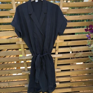 Svart Jumpsuit - H&M strl. 40 - Luftig jumpsuit från H&M. Knappt använd då den varit lite för liten för mig (har 42-44). Frakt ingår! 🚨