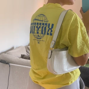 Oversized t-shirt - Oversized gul t-shirt med tryck på ryggen. Från herravdelningen💛