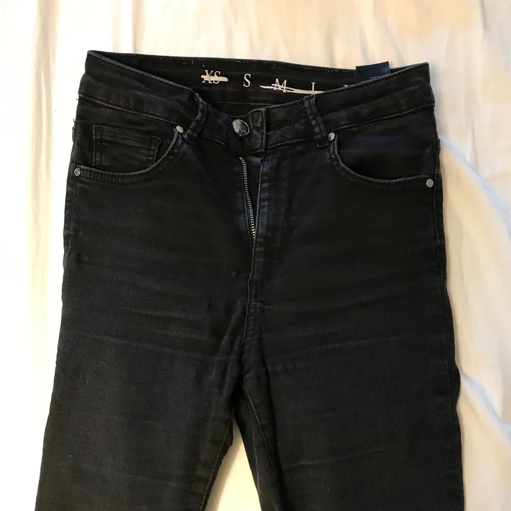 Ett par jeans från Bik Bok i storlek S. Färgen syns tydligast på sista bilden, mer urtvättad svart färg. Perfekt längd för mig som är 159cm. Väldigt skönt och stretchigt material. 40kr exklusive frakt.. Jeans & Byxor.