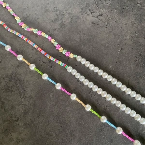 Pärlhalsband  - Jättesöta pärlhalsband! (Räknar uppifrån)                              1,2.95kr inkl frakt                                                                          3. 80kr inkl frakt                                                                 Skriv ett meddelande vid intresse eller för fler bilder! 🌸💞