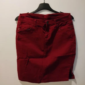 Kjol hög midja  - Tight med liten slits på sidan