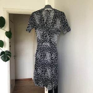 Omlottklänning  - Omlottklänning med vita prickar, storlek 36. Midilång. Köparen står för ev frakt ✨✨